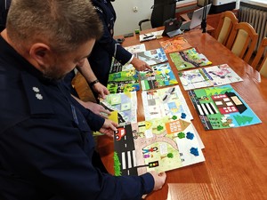 Komisja ocenia prace konkursowe.