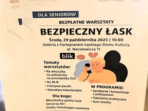 Policjanci rozmawiają z seniorami.