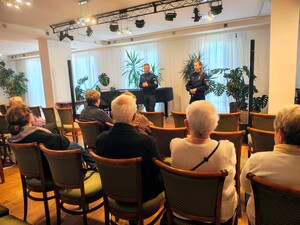 Policjanci rozmawiają z seniorami.