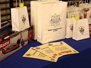 Policyjna Akademia Bezpieczeństwa, dzieci biorą udział w turnieju.