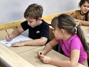 Policyjna Akademia Bezpieczeństwa, dzieci biorą udział w turnieju.