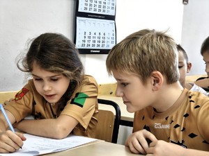 Policyjna Akademia Bezpieczeństwa, dzieci biorą udział w turnieju.