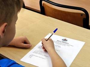 Policyjna Akademia Bezpieczeństwa, dzieci biorą udział w turnieju.