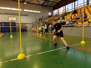 Policyjna Akademia Bezpieczeństwa, dzieci biorą udział w turnieju.