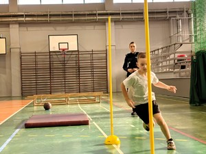 Policyjna Akademia Bezpieczeństwa, dzieci biorą udział w turnieju.