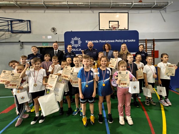 Policyjna Akademia Bezpieczeństwa, dzieci biorą udział w turnieju.