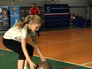 Dzieci pokonują tor.