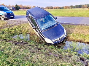 Samochód w rowie.