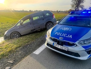 Samochód w rowie.