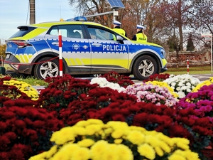 Policjanci dbają o bezpieczeństwo osób odwiedzających cmentarze.