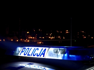 Policjanci dbają o bezpieczeństwo osób odwiedzających cmentarze.