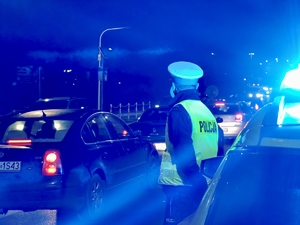 Policjanci dbają o bezpieczeństwo osób odwiedzających cmentarze.