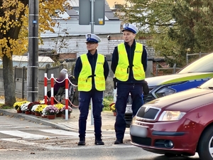 Policjanci dbają o bezpieczeństwo osób odwiedzających cmentarze.