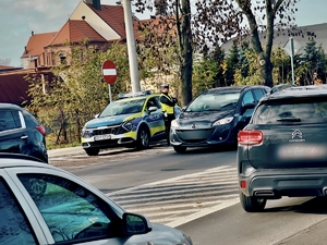Policjanci dbają o bezpieczeństwo osób odwiedzających cmentarze.