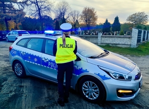 Policjanci dbają o bezpieczeństwo osób odwiedzających cmentarze.
