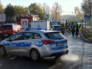 Policjanci pracują na miejscu wypadku drogowego.