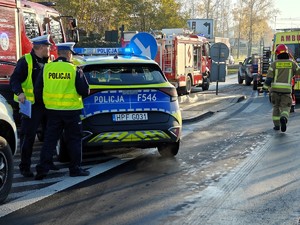 Policjanci pracują na miejscu zdarzenia.