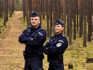 Policjanci pozują do zdjęcia.