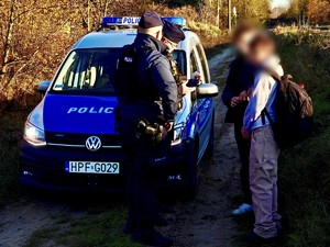 Policjanci legitymują osoby nieletnie.