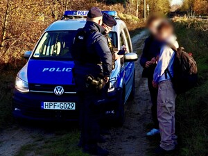 Policjanci legitymują osoby nieletnie.