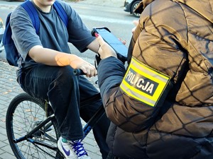 Policjanci legitymują osoby nieletnie.