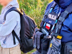 Policjanci legitymują osoby nieletnie.