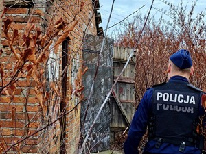Policjanci kontrolują pustostany.