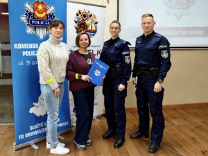 Policjanci rozmawiają z seniorami o bezpieczeństwie.