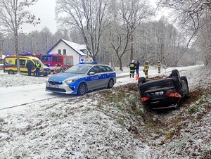 Policjanci na miejscu zdarzenia drogowego.