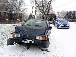 Policjanci na miejscu zdarzenia drogowego.