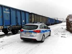Policjanci patrolują tereny linii kolejowych.
