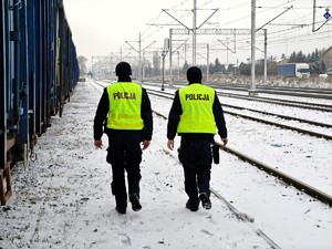 Policjanci patrolują tereny linii kolejowych.