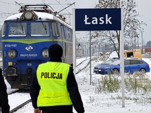Policjanci patrolują tereny linii kolejowych.