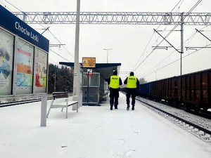 Policjanci patrolują tereny linii kolejowych.