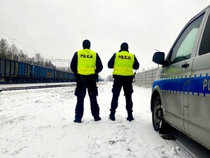 Policjanci patrolują tereny linii kolejowych.