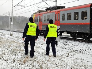 Policjanci patrolują tereny linii kolejowych.