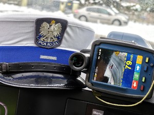 Policjanci kontrolują prędkość pojazdów.