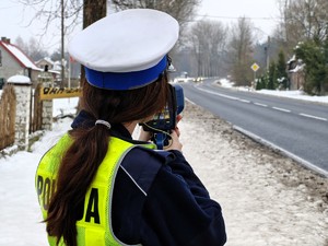 Policjanci kontrolują prędkość pojazdów.