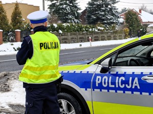 Policjanci kontrolują prędkość pojazdów.