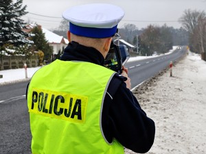 Policjanci kontrolują prędkość pojazdów.