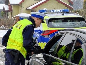 Policjanci kontrolują prędkość pojazdów.