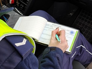 Policjanci kontrolują prędkość pojazdów.