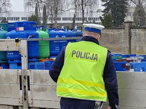 Funkcjonriusze kontrolują pojazdy w ramach działań "Odpady i Waga".