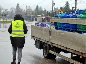 Funkcjonriusze kontrolują pojazdy w ramach działań "Odpady i Waga".