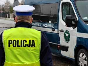 Funkcjonriusze kontrolują pojazdy w ramach działań "Odpady i Waga".