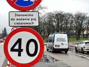 Funkcjonriusze kontrolują pojazdy w ramach działań "Odpady i Waga".