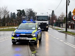 Funkcjonriusze kontrolują pojazdy w ramach działań "Odpady i Waga".