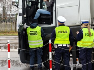 Funkcjonriusze kontrolują pojazdy w ramach działań "Odpady i Waga".