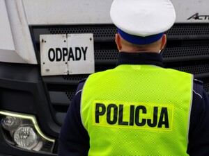 Funkcjonriusze kontrolują pojazdy w ramach działań "Odpady i Waga".