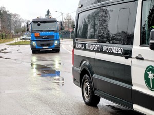 Funkcjonriusze kontrolują pojazdy w ramach działań "Odpady i Waga".